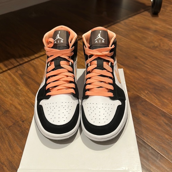 NWT Women’s Air Jordan 1 Mid SE Sneaker, size 8, white/apricot/agate-black. - Picture 2 of 11